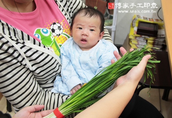 簡寶寶(新北永和區嬰兒寶寶滿月剃頭理髮、免費嬰兒剃胎毛儀式吉祥話)。中國風會場，爸媽寶貝免費穿「日中韓」古裝禮服。專業拍照、DVD光碟、證書。★購買「臍帶章、肚臍章、胎毛筆刷印章」贈送：剃頭、收涎、抓周，三選一。 2015.11.18 照片10